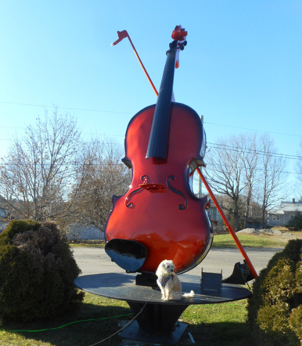 Harvey fiddle statue